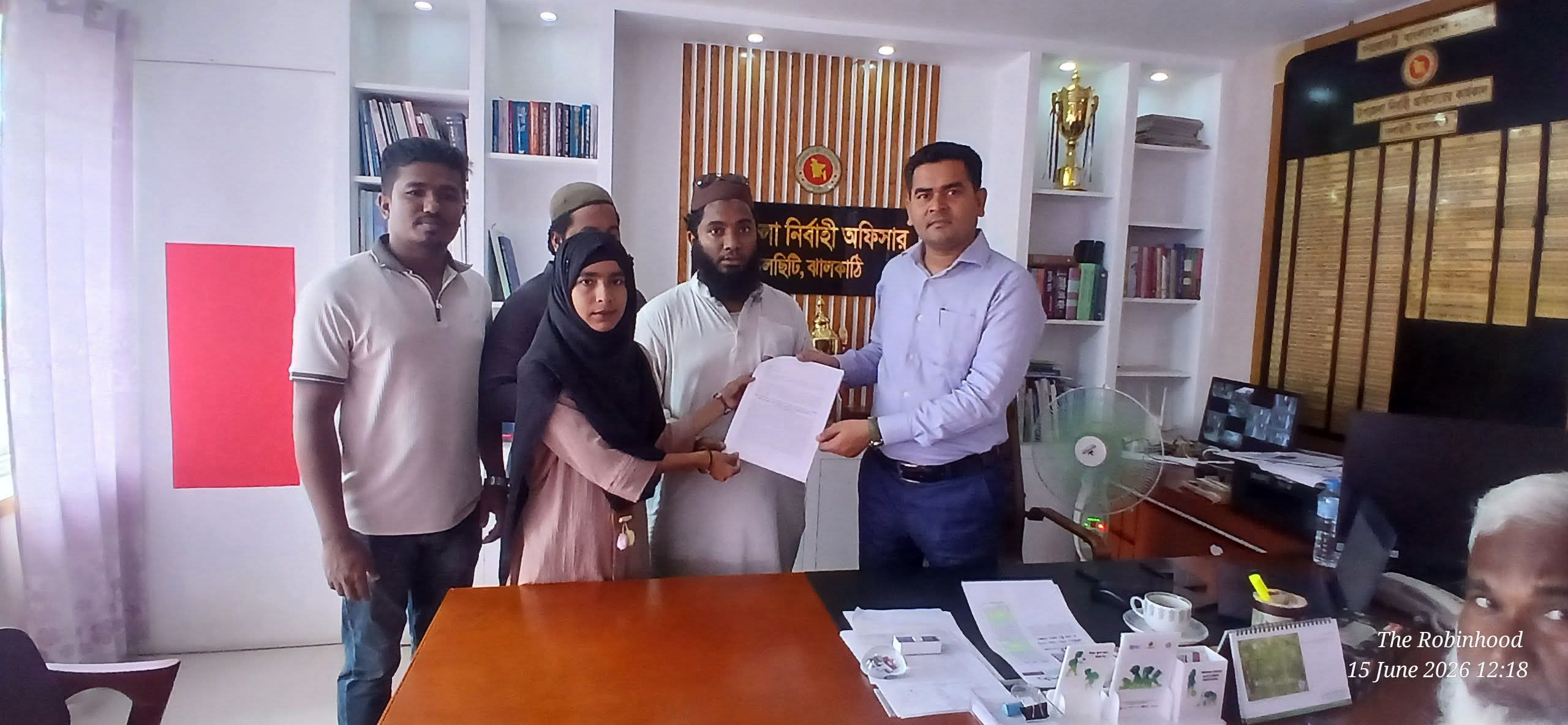 ১৫ কোটি টাকার উন্নয়ন বরাদ্দ বাতিল ঠেকাতে নলছিটিতে অবস্থান কর্মসূচি, স্মারকলিপি প্রদান