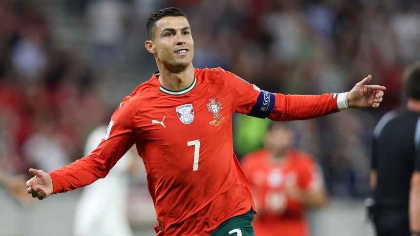 মেসির মতো কি জ্বলে উঠতে পারবেন রোনালদো